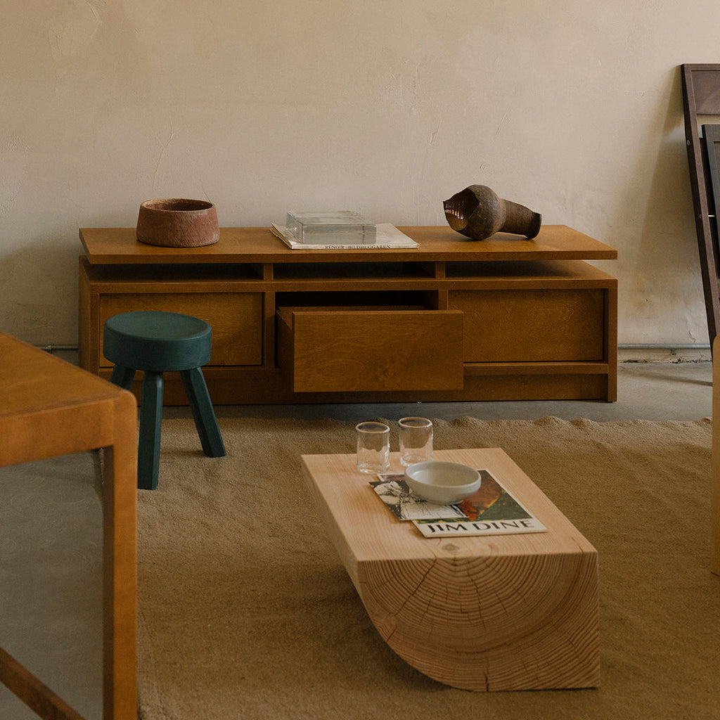 Console minimaliste avec trois tiroirs à ouverture facile et fermeture silencieuse pour couloir