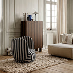 Fauteuil de salon contemporain en tissu bouclé avec cadre enveloppant curviligne pour le salon