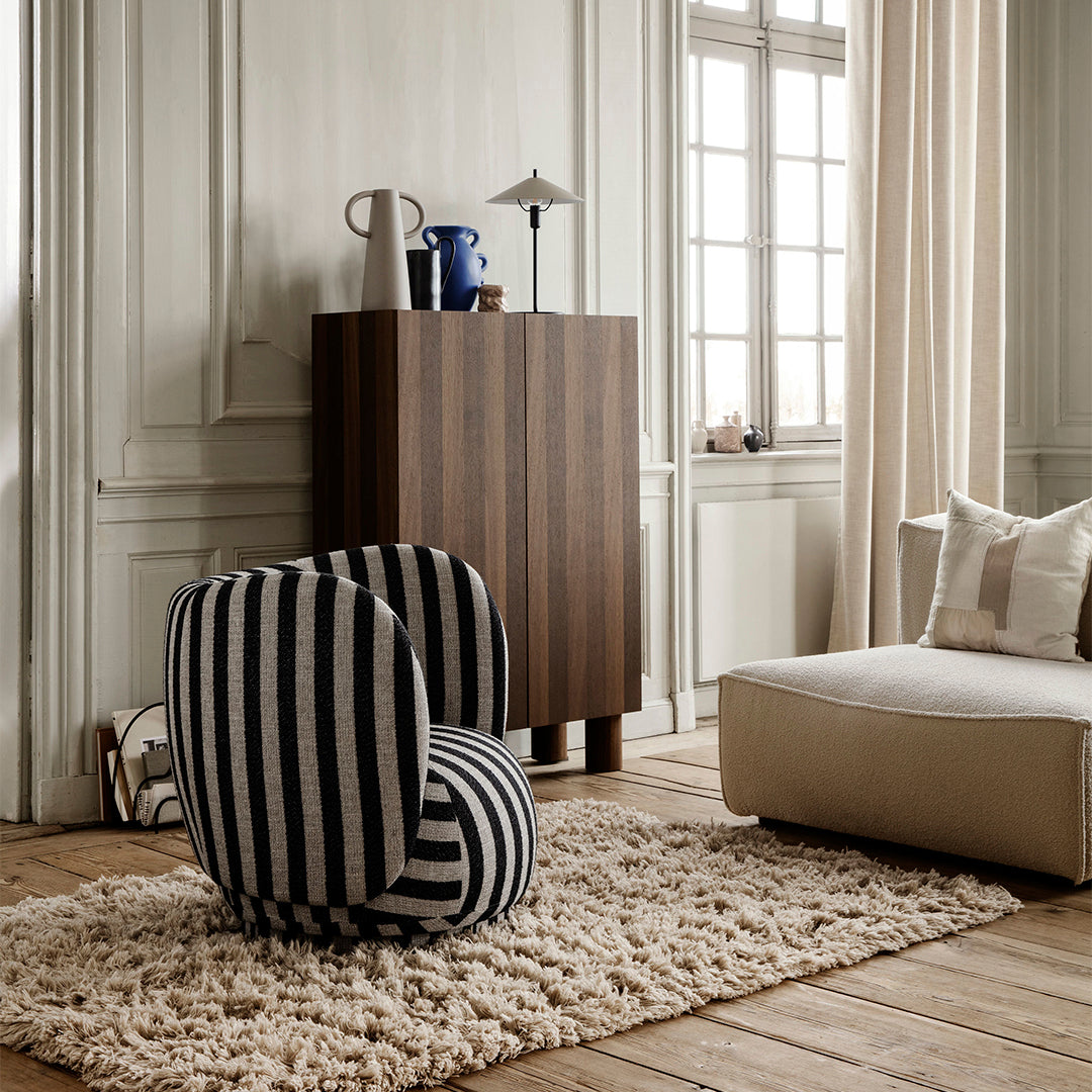 Fauteuil de salon contemporain en tissu bouclé avec cadre enveloppant curviligne pour le salon