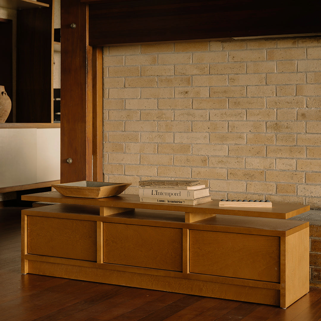 Console minimaliste avec trois tiroirs à ouverture facile et fermeture silencieuse pour couloir