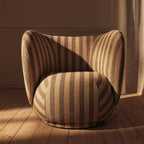 Fauteuil de salon contemporain en tissu bouclé avec cadre enveloppant curviligne pour le salon