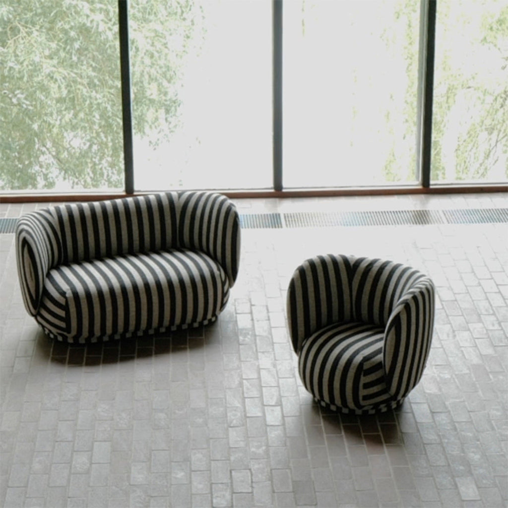 Fauteuil de salon contemporain en tissu bouclé avec cadre enveloppant curviligne pour le salon