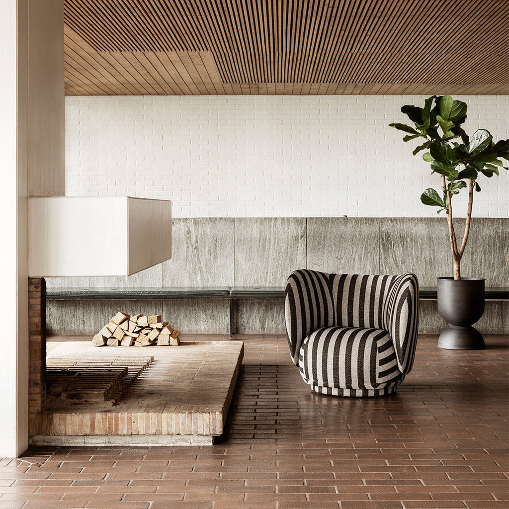 Fauteuil de salon contemporain en tissu bouclé avec cadre enveloppant curviligne pour le salon