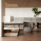 Fauteuil de salon contemporain en tissu bouclé avec cadre enveloppant curviligne pour le salon