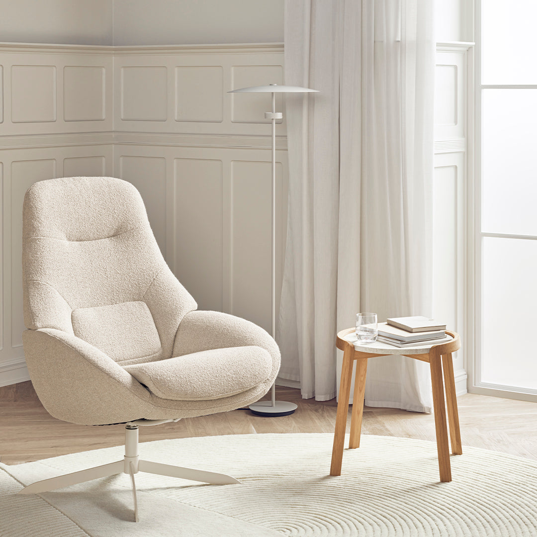 Fauteuil de salon pivotant contemporain en tissu ou en cuir, avec forme incurvée ergonomique pour le salon