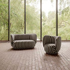 Fauteuil de salon contemporain en tissu bouclé avec cadre enveloppant curviligne pour le salon