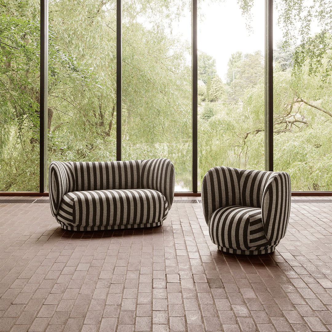 Fauteuil de salon contemporain en tissu bouclé avec cadre enveloppant curviligne pour le salon