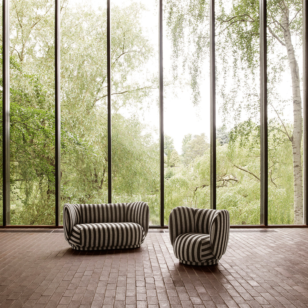 Fauteuil de salon contemporain en tissu bouclé avec cadre enveloppant curviligne pour le salon