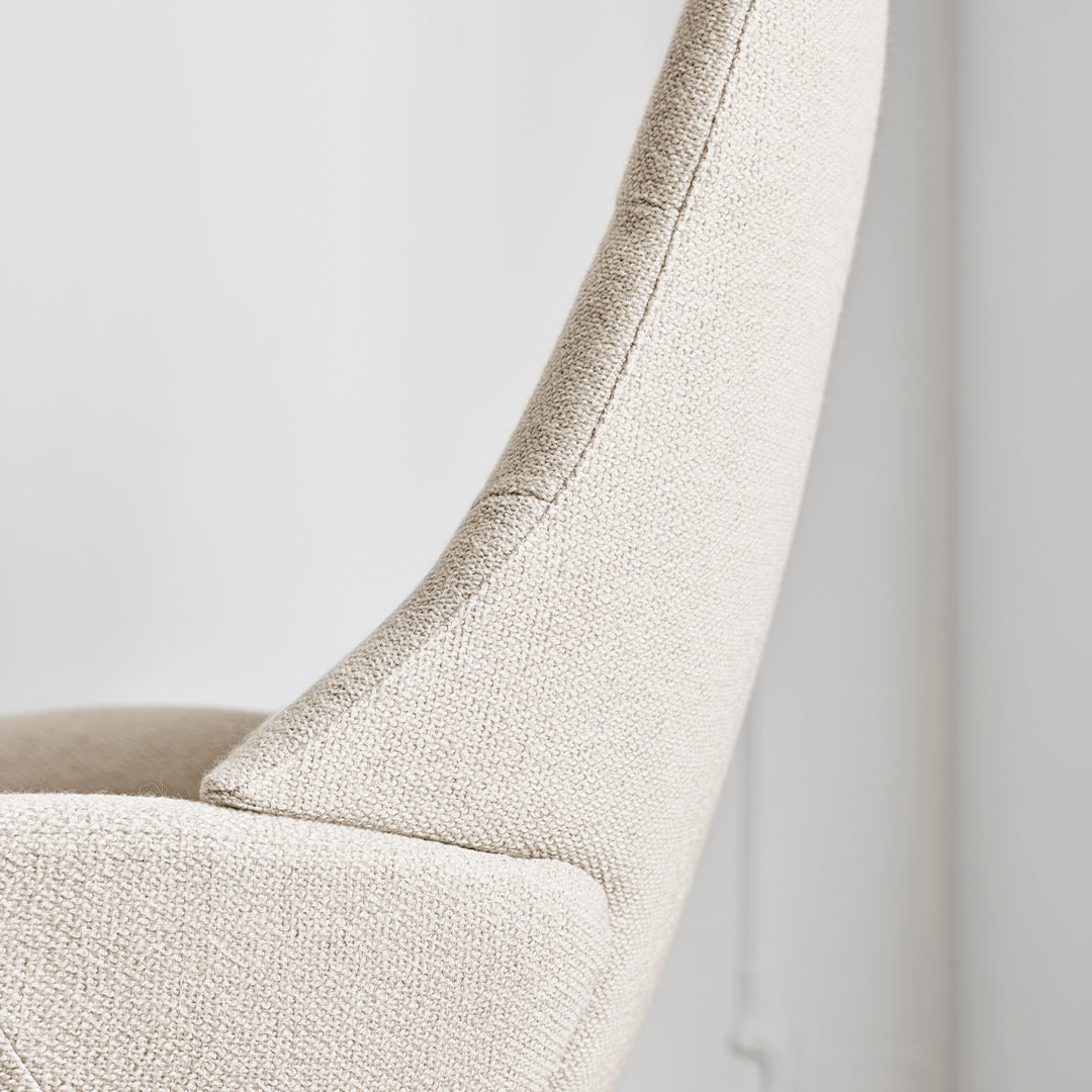 Fauteuil de salon pivotant contemporain en tissu ou en cuir, avec forme incurvée ergonomique pour le salon