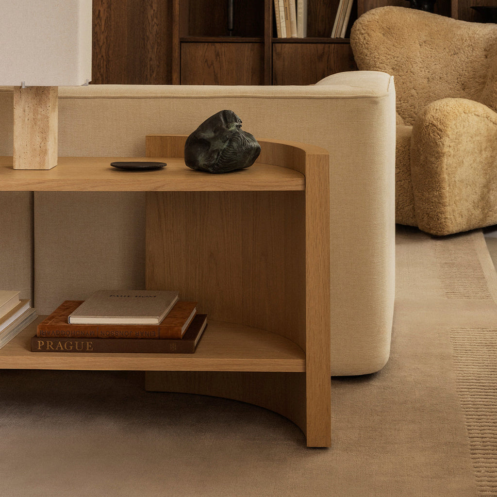 Étagères console contemporaines en chêne laqué avec séparateur sculptural en forme de croissant pour salon