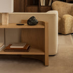 Étagères console contemporaines en chêne laqué avec séparateur sculptural en forme de croissant pour salon