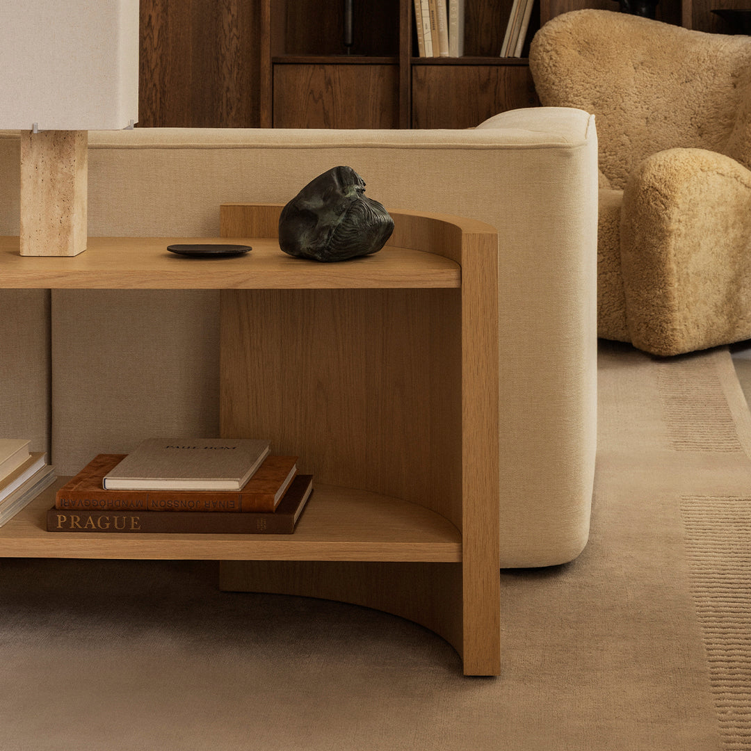 Étagères console contemporaines en chêne laqué avec séparateur sculptural en forme de croissant pour salon