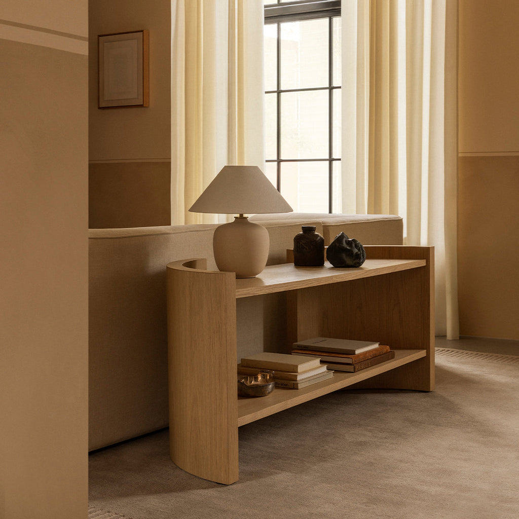 Étagères console contemporaines en chêne laqué avec séparateur sculptural en forme de croissant pour salon
