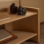 Étagères console contemporaines en chêne laqué avec séparateur sculptural en forme de croissant pour salon