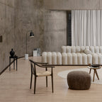 Table d'appoint minimaliste en chêne massif avec pied en forme d'ailette et plateau en placage ultrafin pour salon