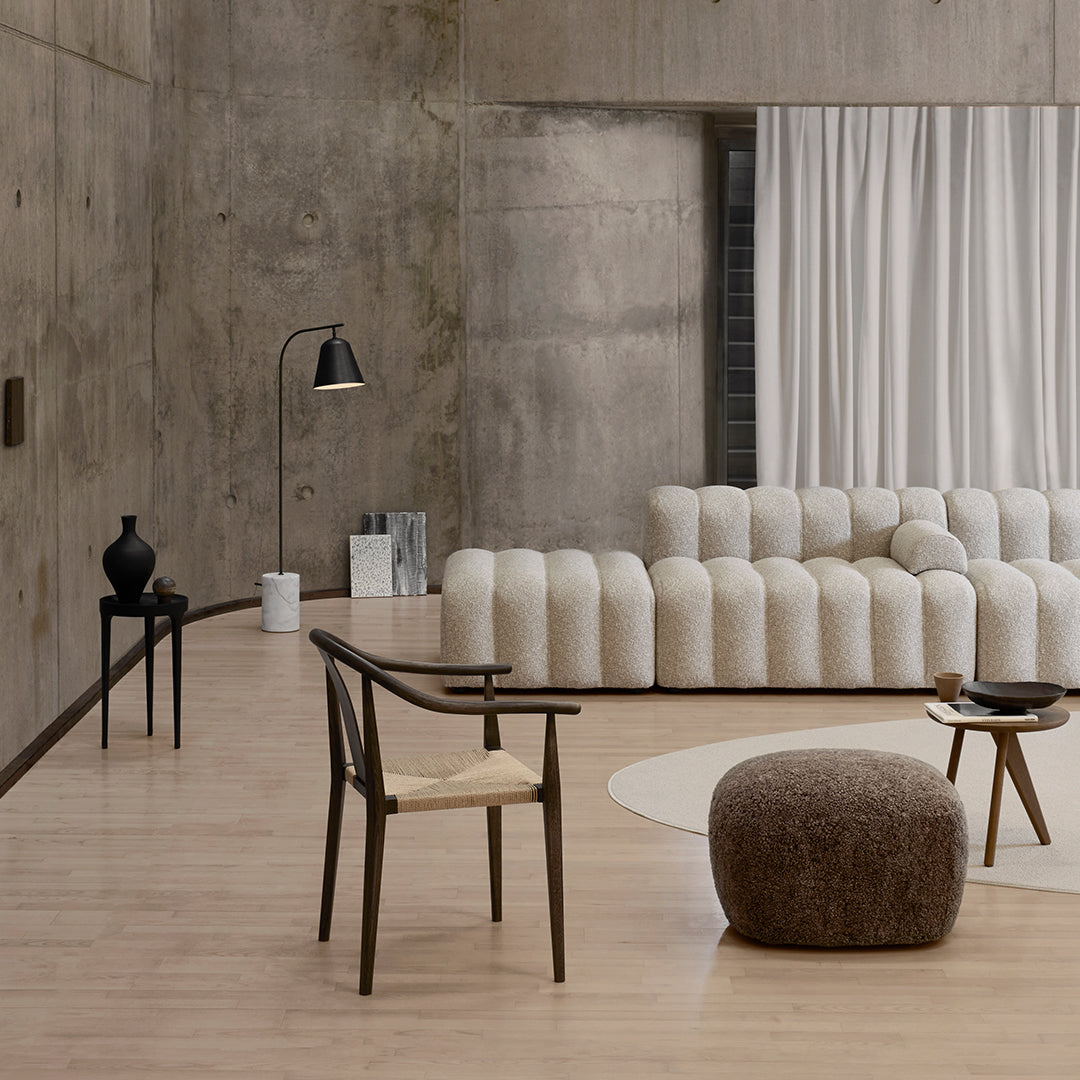 Table d'appoint minimaliste en chêne massif avec pied en forme d'ailette et plateau en placage ultrafin pour salon