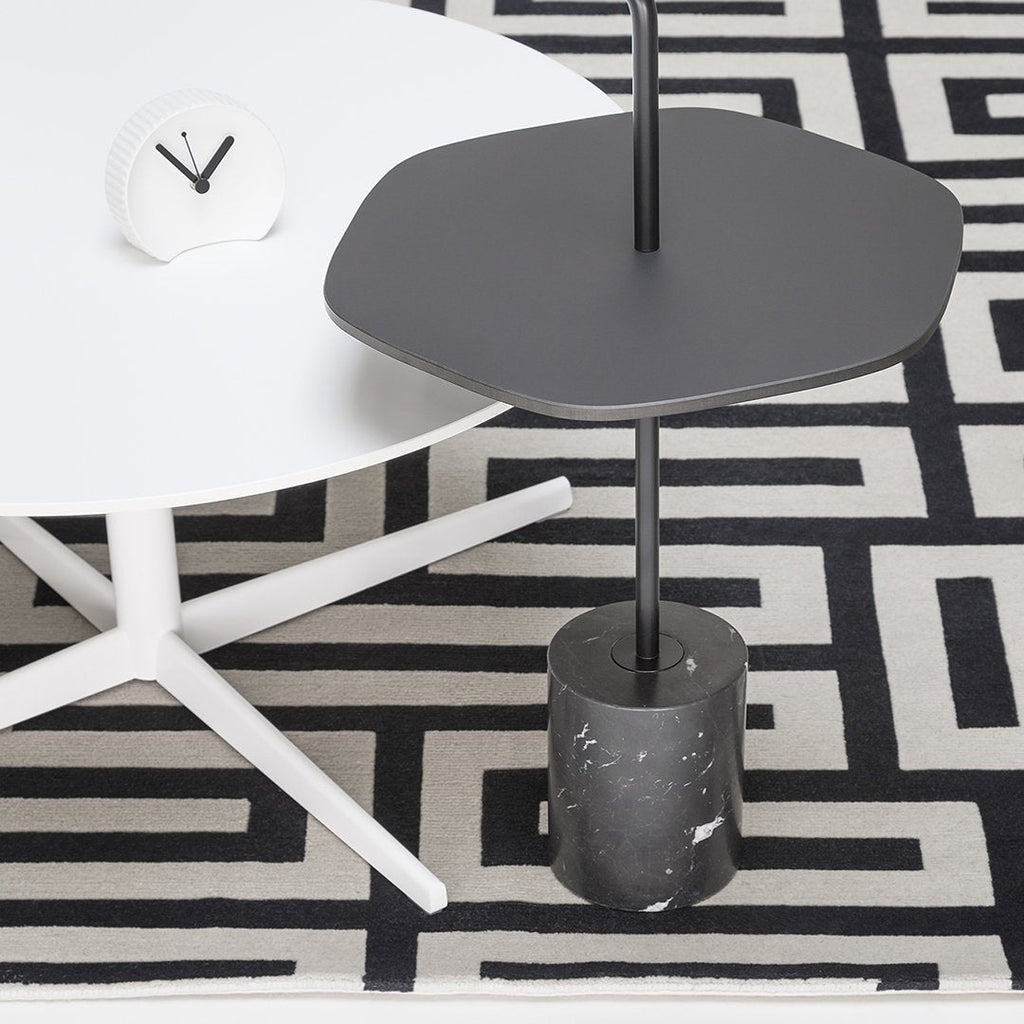 Table d'appoint contemporaine avec base en marbre ou béton et plateau en stratifié pour salon ou bureau