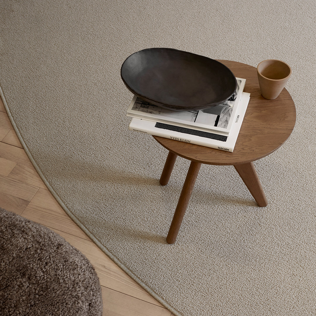Table d'appoint minimaliste en chêne massif avec pied en forme d'ailette et plateau en placage ultrafin pour salon