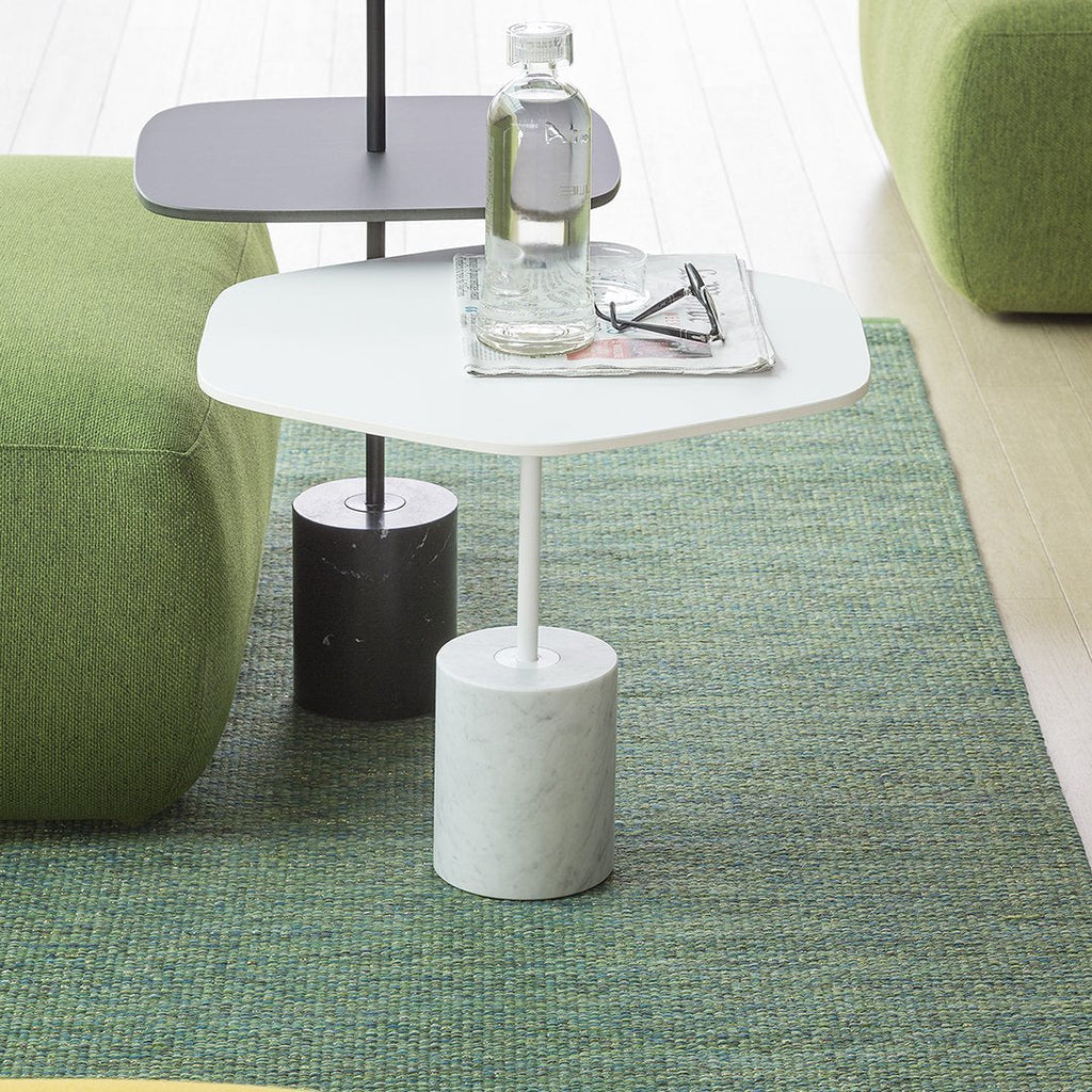 Table d'appoint contemporaine avec base en marbre ou béton et plateau en stratifié pour salon ou bureau