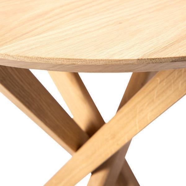 Table basse ronde contemporaine en chêne massif avec design symétrique équilibré pour salon