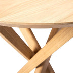 Table basse ronde contemporaine en chêne massif avec design symétrique équilibré pour salon