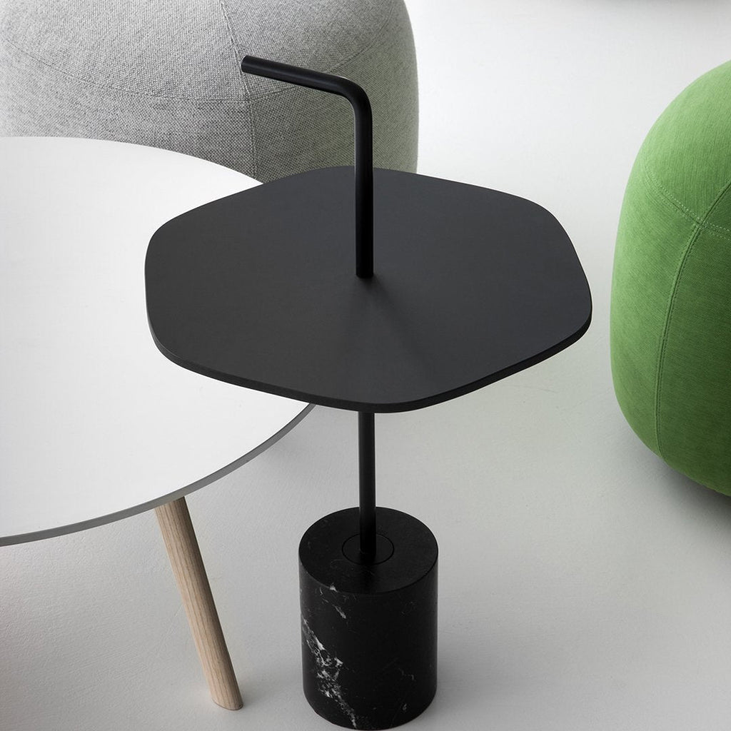 Table d'appoint contemporaine avec base en marbre ou béton et plateau en stratifié pour salon ou bureau