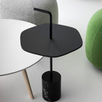 Table d'appoint contemporaine avec base en marbre ou béton et plateau en stratifié pour salon ou bureau