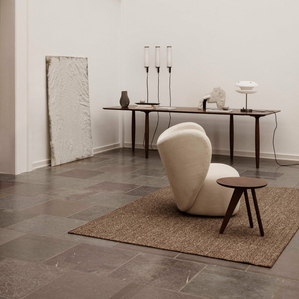 Table d'appoint minimaliste en chêne massif avec pied en forme d'ailette et plateau en placage ultrafin pour salon