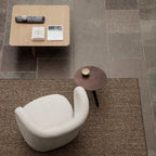 Table d'appoint minimaliste en chêne massif avec pied en forme d'ailette et plateau en placage ultrafin pour salon
