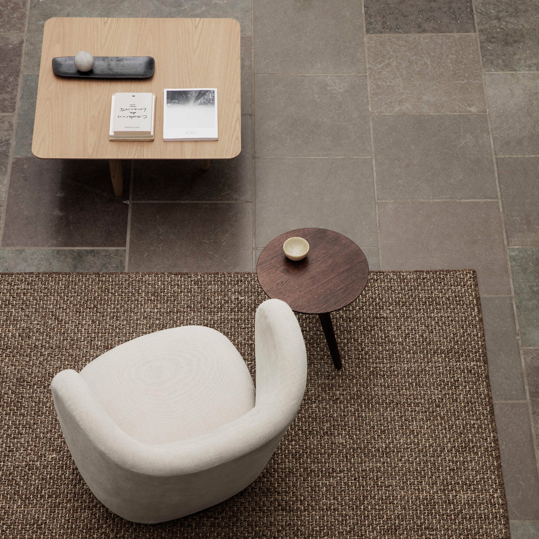 Table d'appoint minimaliste en chêne massif avec pied en forme d'ailette et plateau en placage ultrafin pour salon
