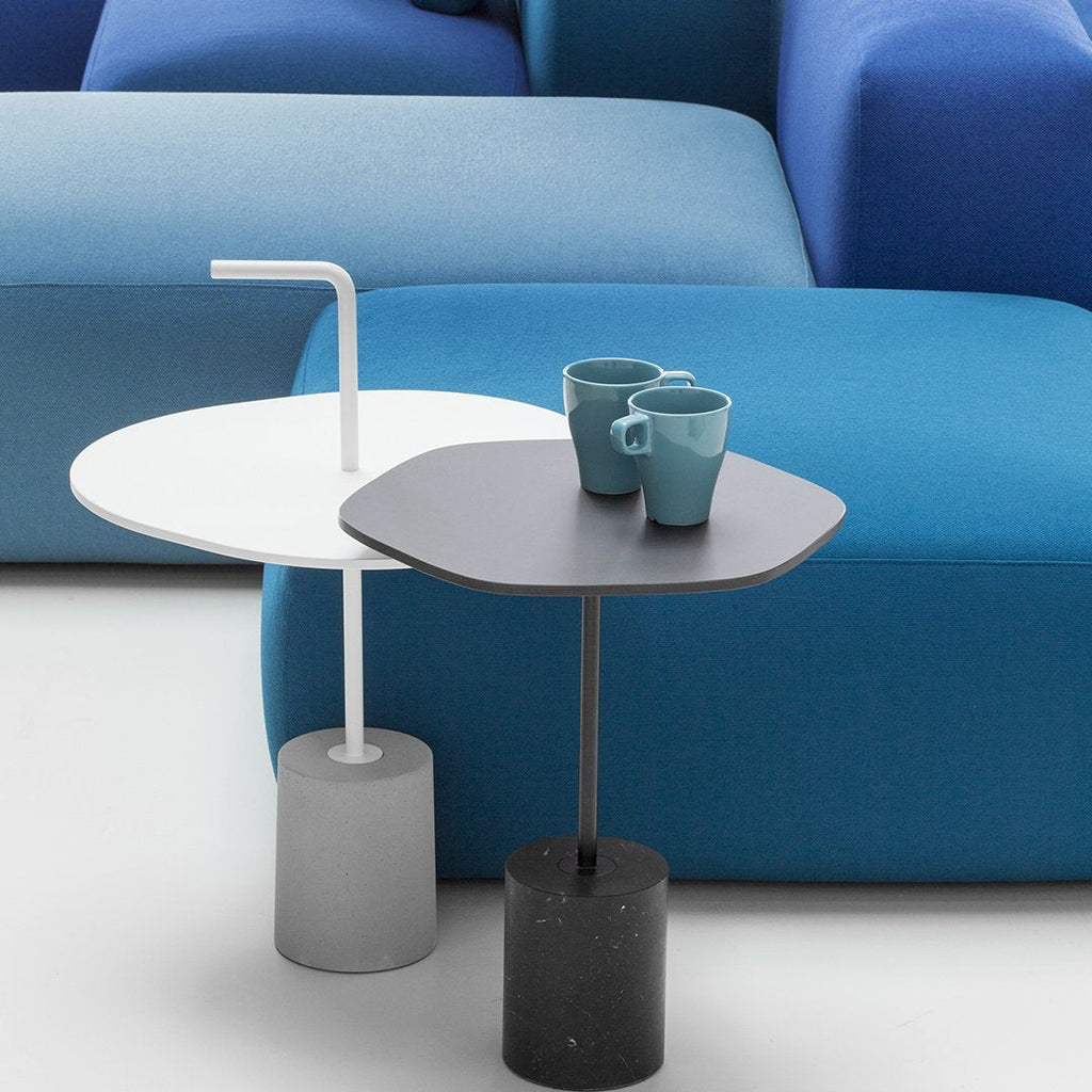 Table d'appoint contemporaine avec base en marbre ou béton et plateau en stratifié pour salon ou bureau