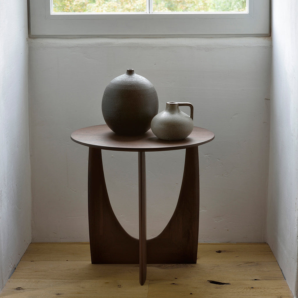 Table d'appoint contemporaine en bois massif avec forme géométrique entrecroisée pour salon