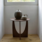 Table d'appoint contemporaine en bois massif avec forme géométrique entrecroisée pour salon