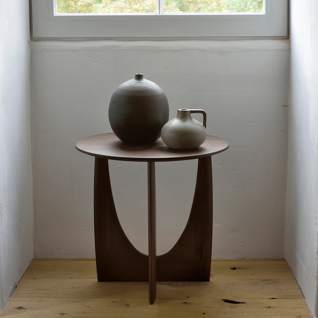 Table d'appoint contemporaine en bois massif avec forme géométrique entrecroisée pour salon