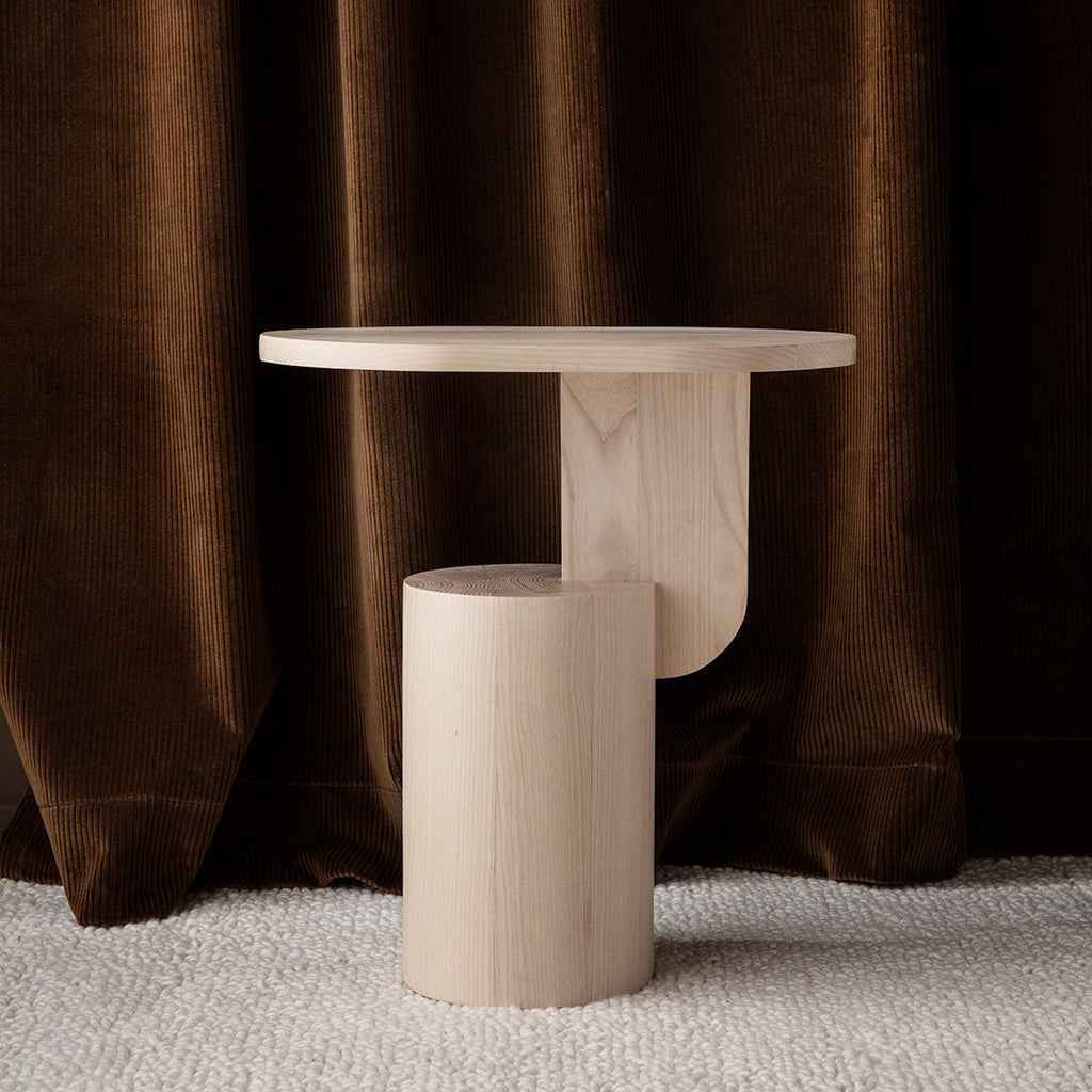 Table d'appoint contemporaine en frêne massif avec plateau ovale flottant et base cylindrique géométrique pour salon
