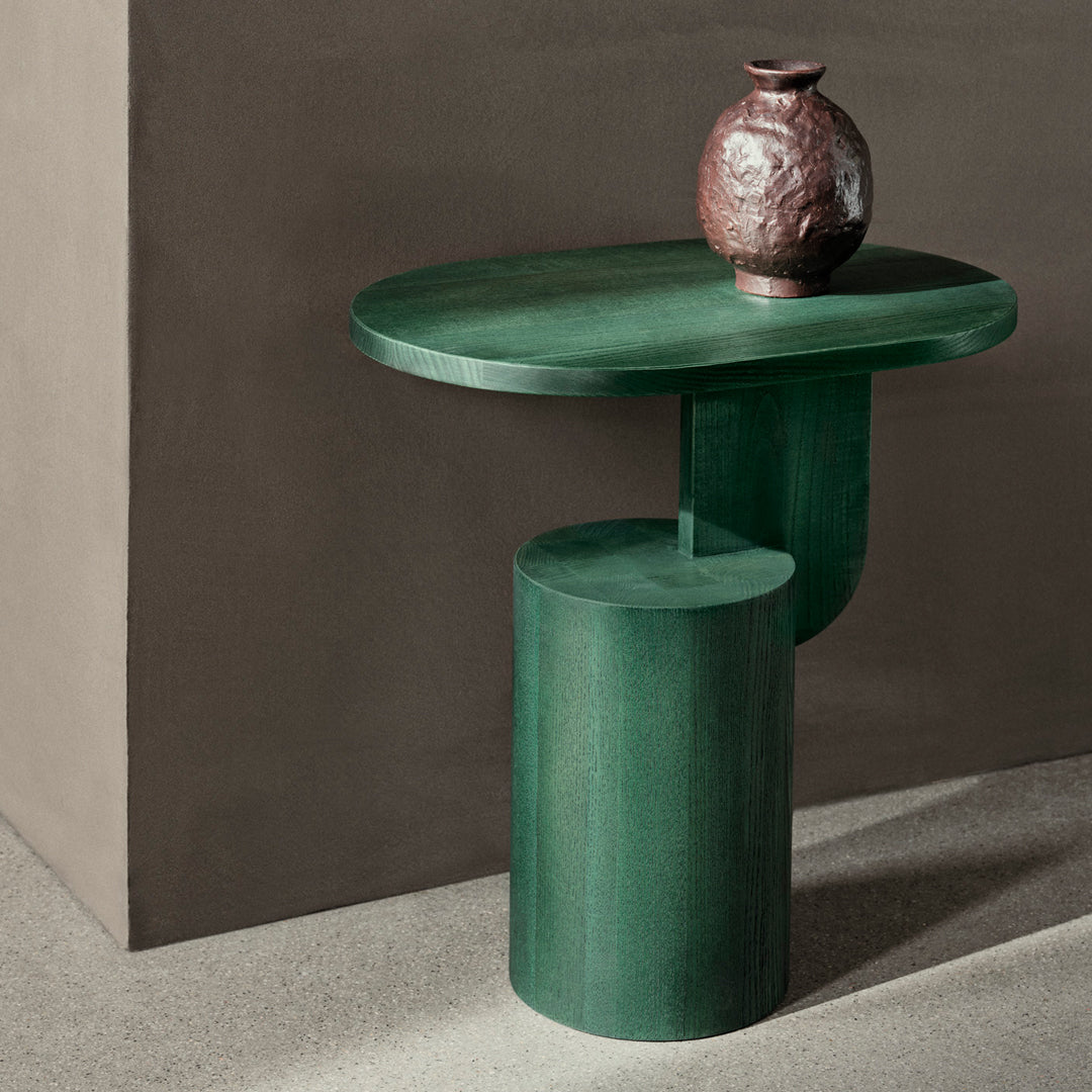 Table d'appoint contemporaine en frêne massif avec plateau ovale flottant et base cylindrique géométrique pour salon