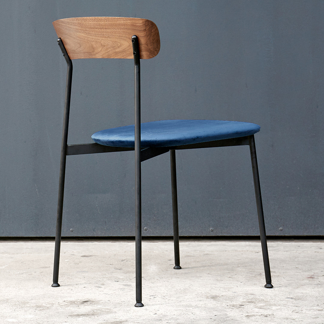 Console moderne en bois laqué au design symétrique pour couloir ou chambre