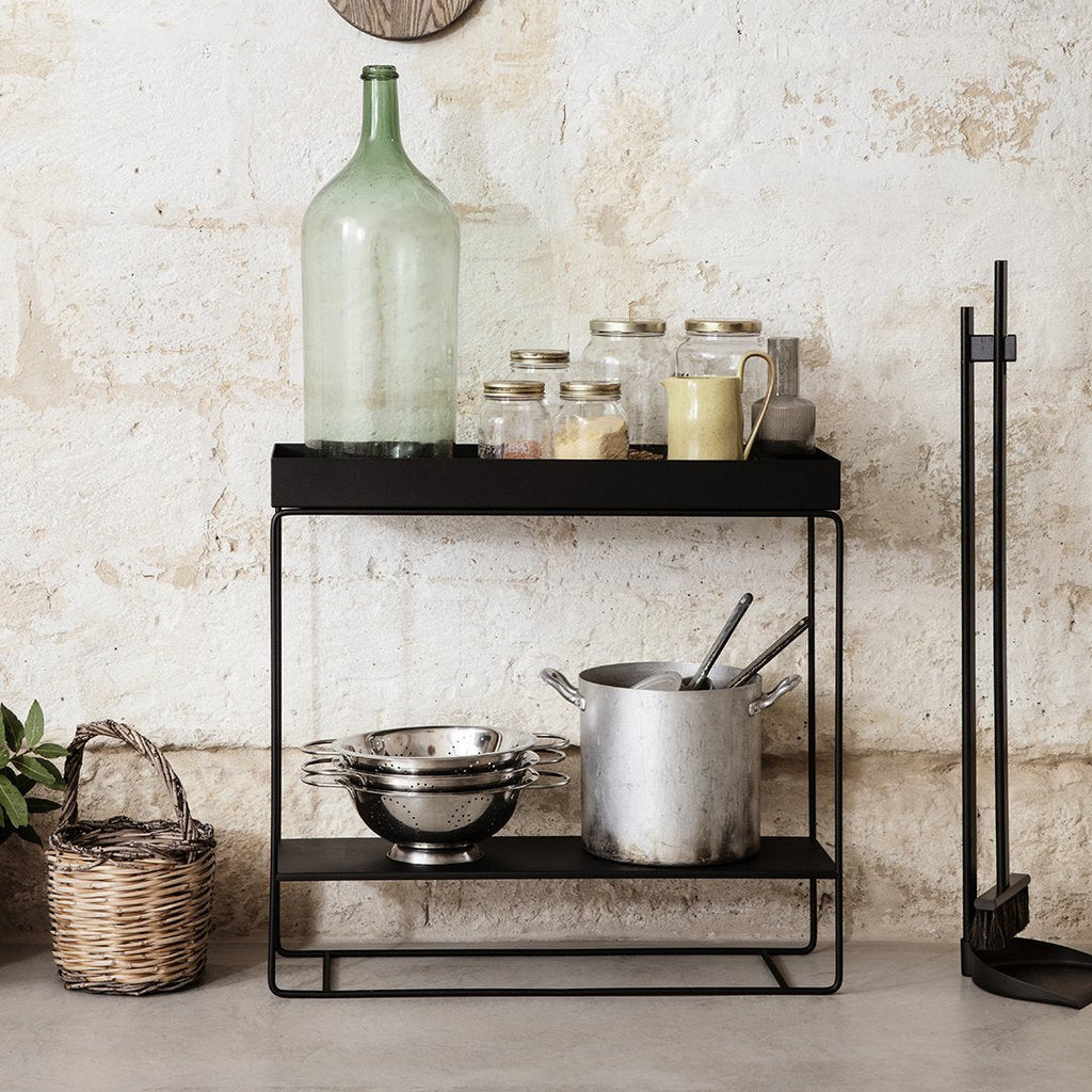 Console minimale en acier à deux niveaux avec étagère ouverte pour rangement, idéale pour un couloir ou un balcon