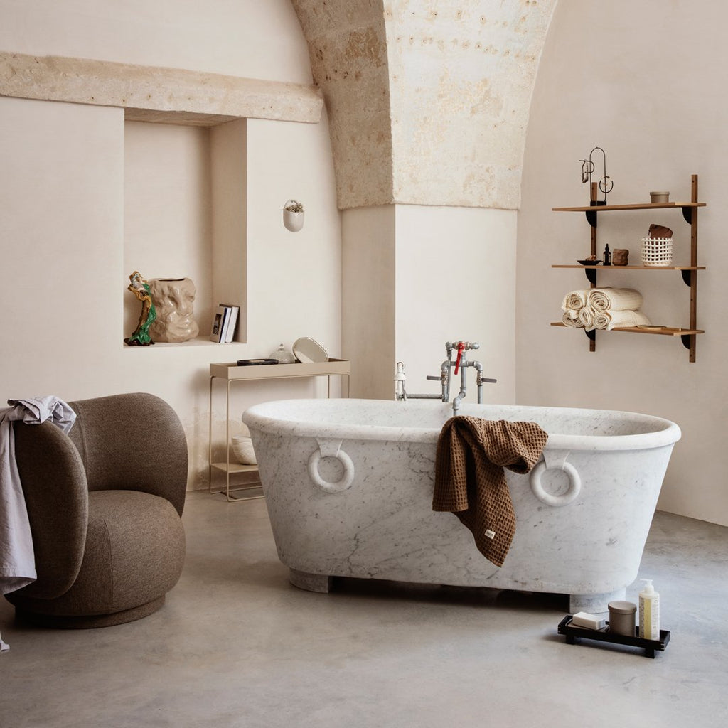 Console minimale en acier à deux niveaux avec étagère ouverte pour rangement, idéale pour un couloir ou un balcon