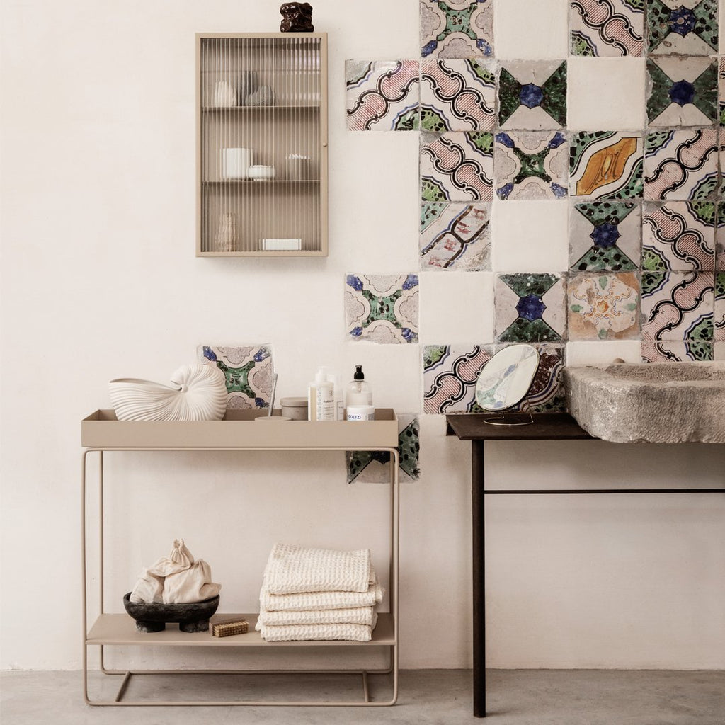 Console minimale en acier à deux niveaux avec étagère ouverte pour rangement, idéale pour un couloir ou un balcon
