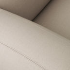Fauteuil de salon rembourré minimaliste avec silhouette aux courbes douces pour le salon