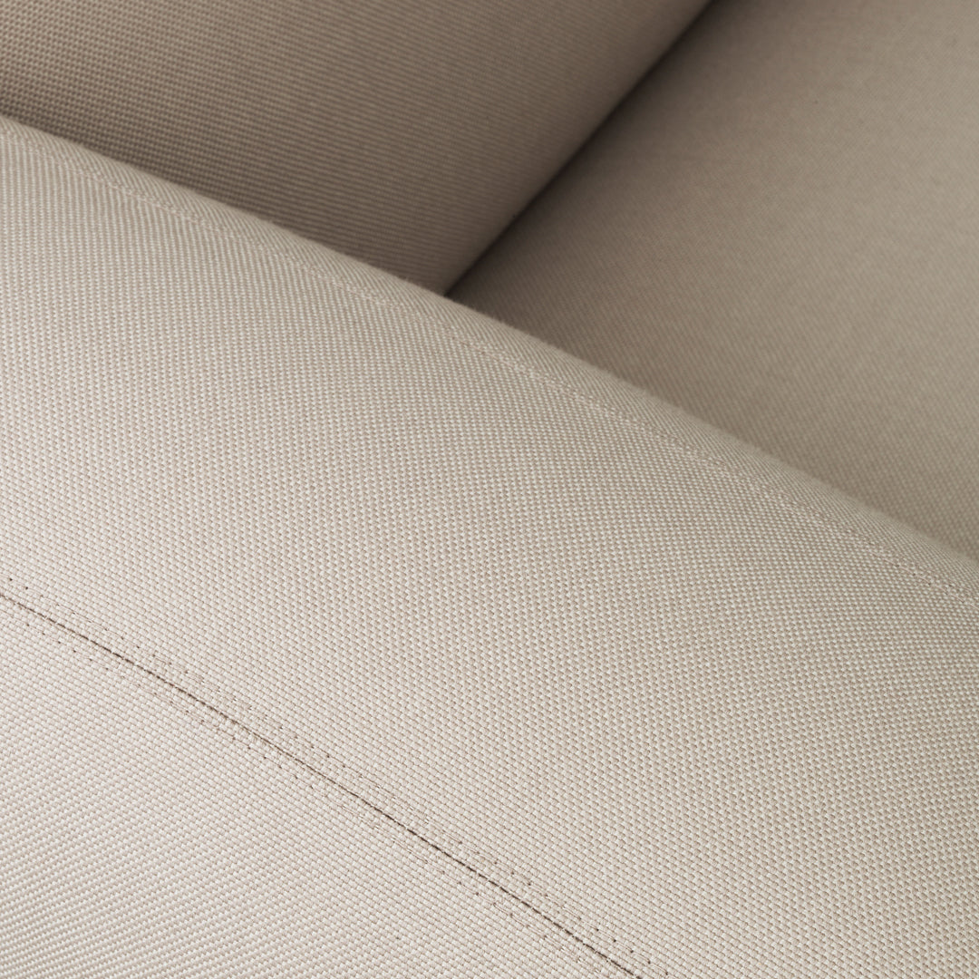 Fauteuil de salon rembourré minimaliste avec silhouette aux courbes douces pour le salon