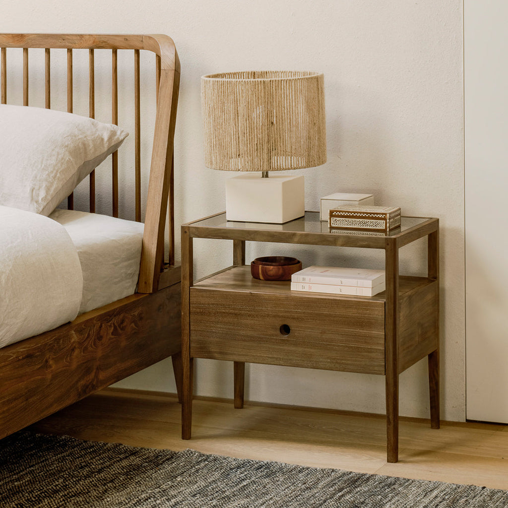Table de chevet classique en bois massif avec barreaux inspirés des broches et tiroir unique pour chambre à coucher