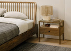 Table de chevet classique en bois massif avec barreaux inspirés des broches et tiroir unique pour chambre à coucher