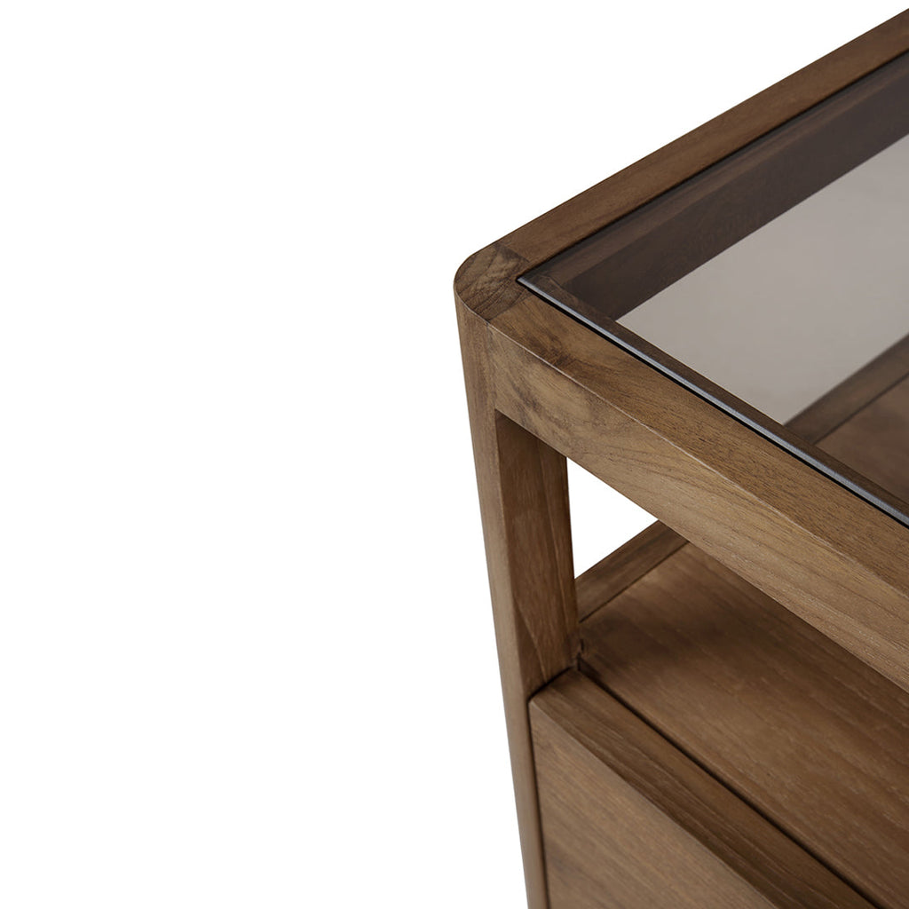 Table de chevet classique en bois massif avec barreaux inspirés des broches et tiroir unique pour chambre à coucher