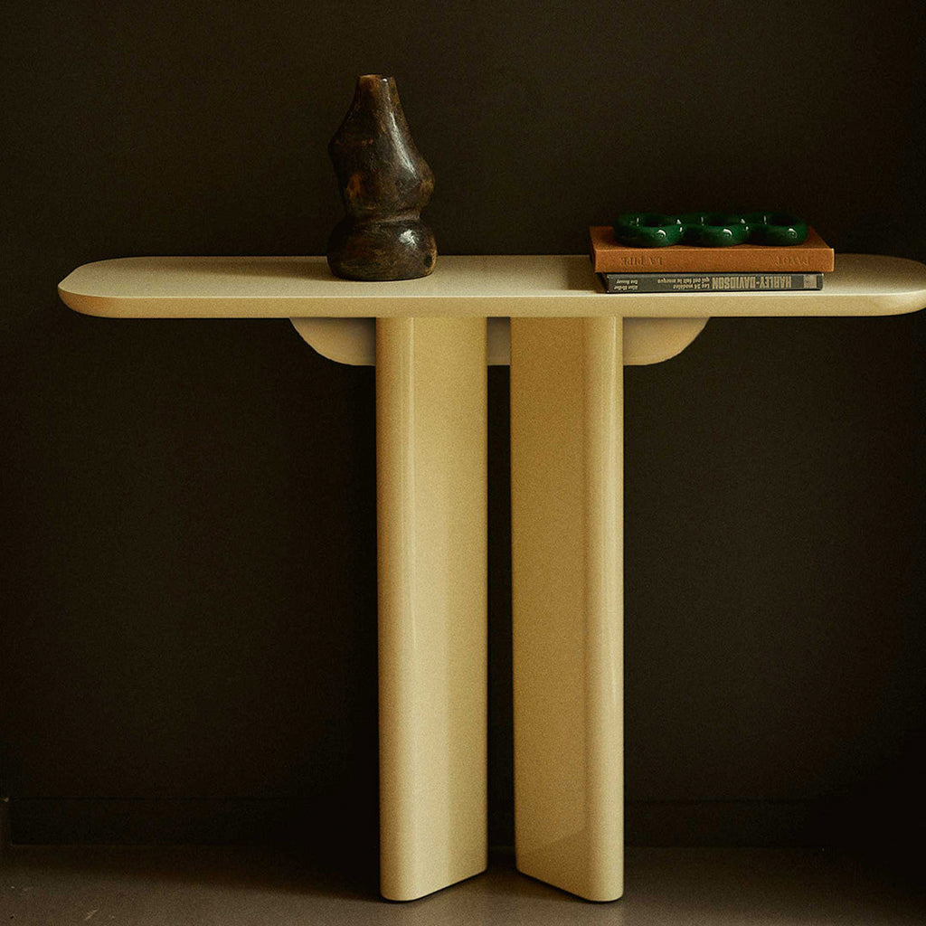 Console moderne en bois laqué au design symétrique pour couloir ou chambre