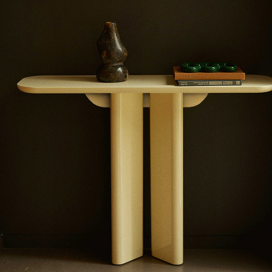 Console moderne en bois laqué au design symétrique pour couloir ou chambre