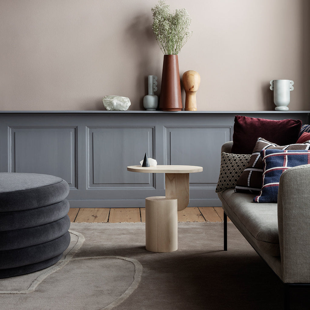 Table d'appoint contemporaine en frêne massif avec plateau ovale flottant et base cylindrique géométrique pour salon