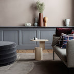 Table d'appoint contemporaine en frêne massif avec plateau ovale flottant et base cylindrique géométrique pour salon
