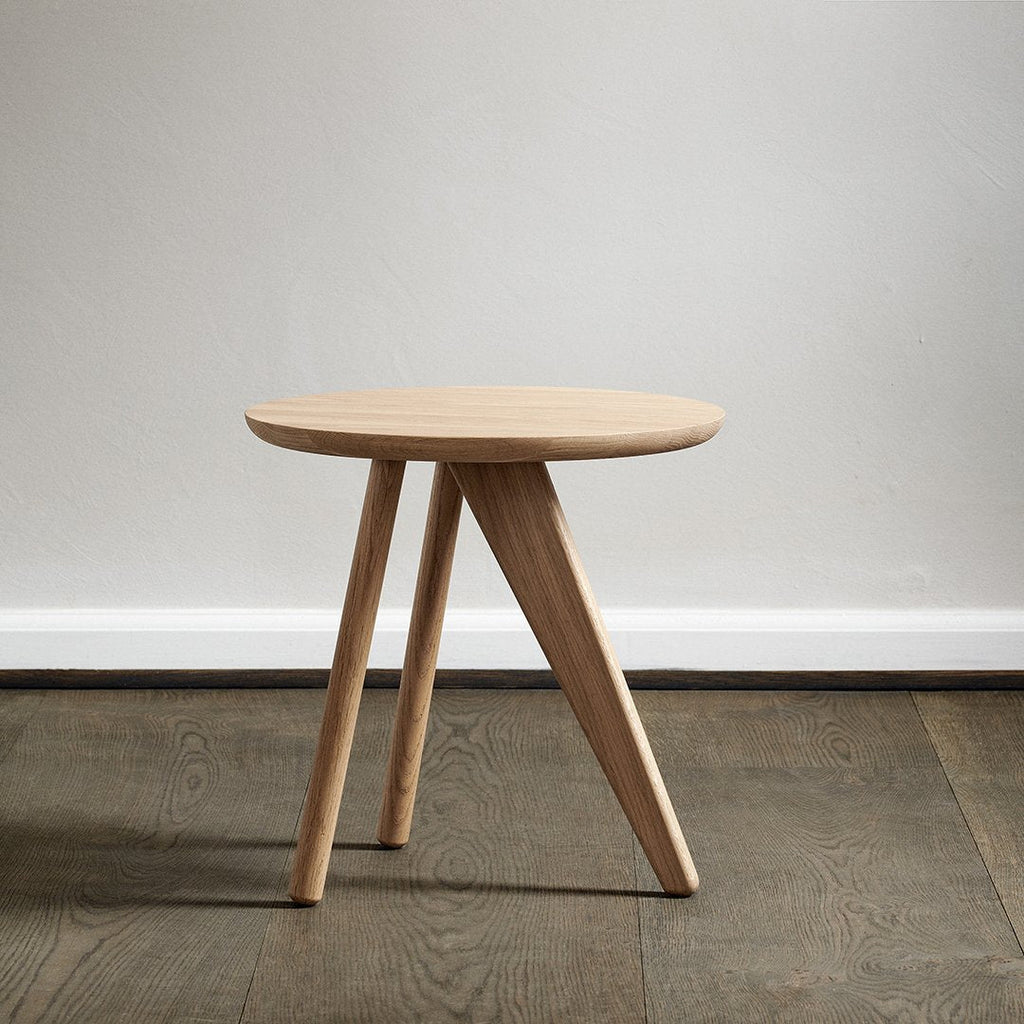 Table d'appoint minimaliste en chêne massif avec pied en forme d'ailette et plateau en placage ultrafin pour salon